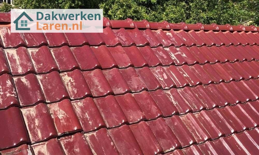Rood pannendak aangelegd door dakdekker Rood pannendak aangelegd door dakdekker